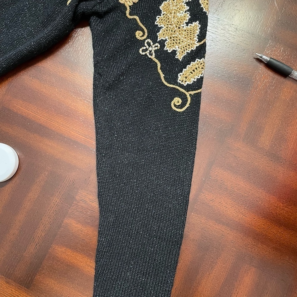 Jaclyn Smith women’s Embroidered crochet pearl on black metallic knit sweater - Picture 6 of 7